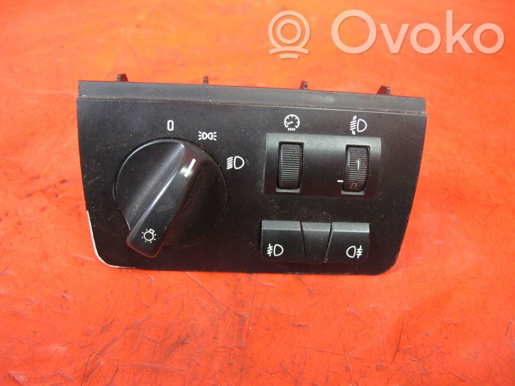 Light switch   8372204