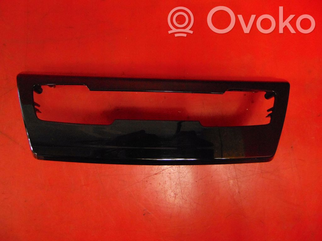 BMW 2 F46 Verkleidung Radio / Navigation 