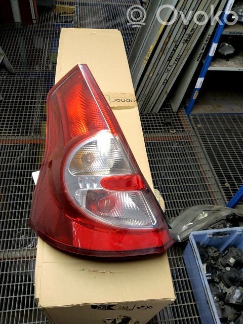 Dacia Sandero Aizmugurējais lukturis virsbūvē 