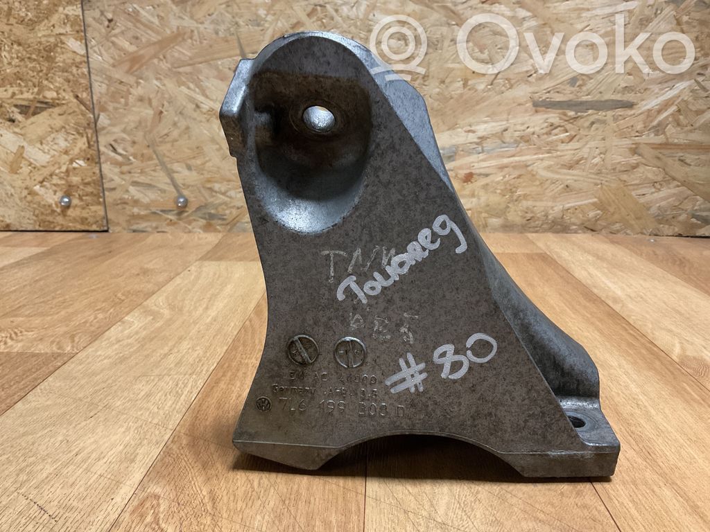 Volkswagen Touareg II Engine mounting bracket 