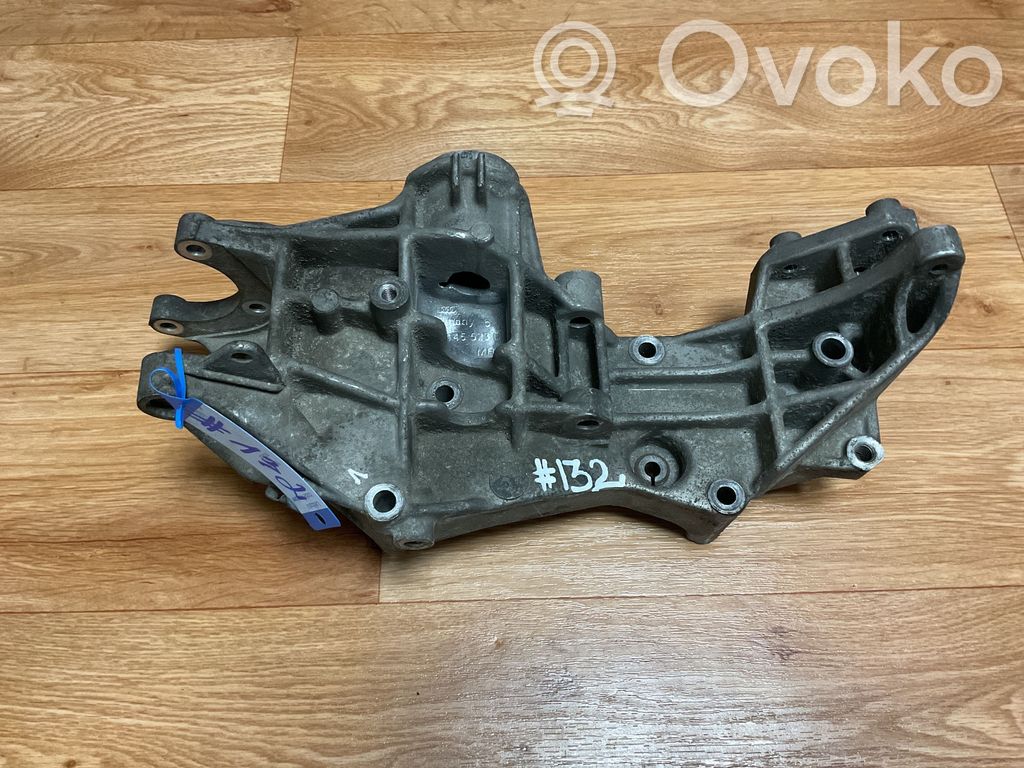 Volkswagen PASSAT B5 Engine mounting bracket 