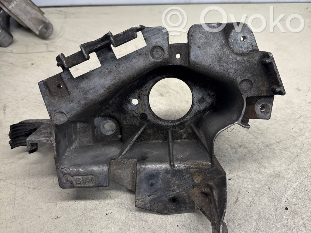 Engine mounting bracket   430825