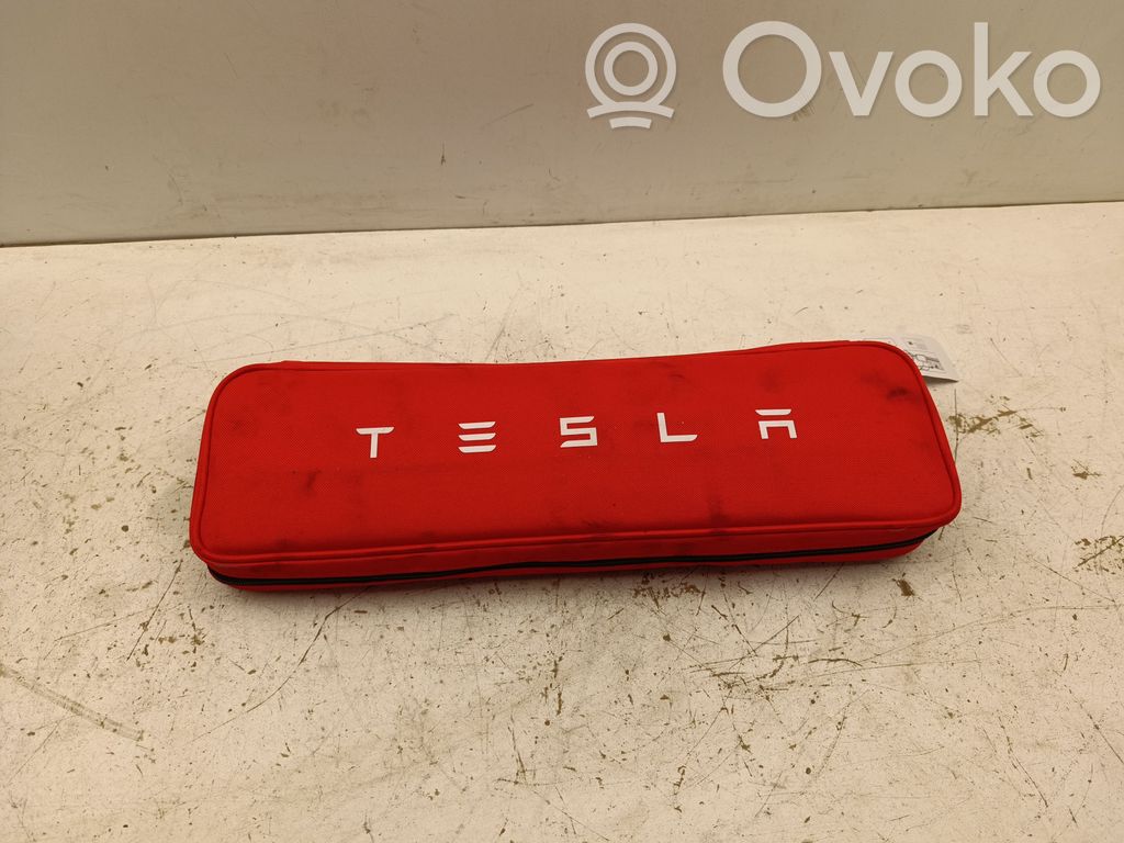 Tesla Model 3 Highland Vaistinėlė 