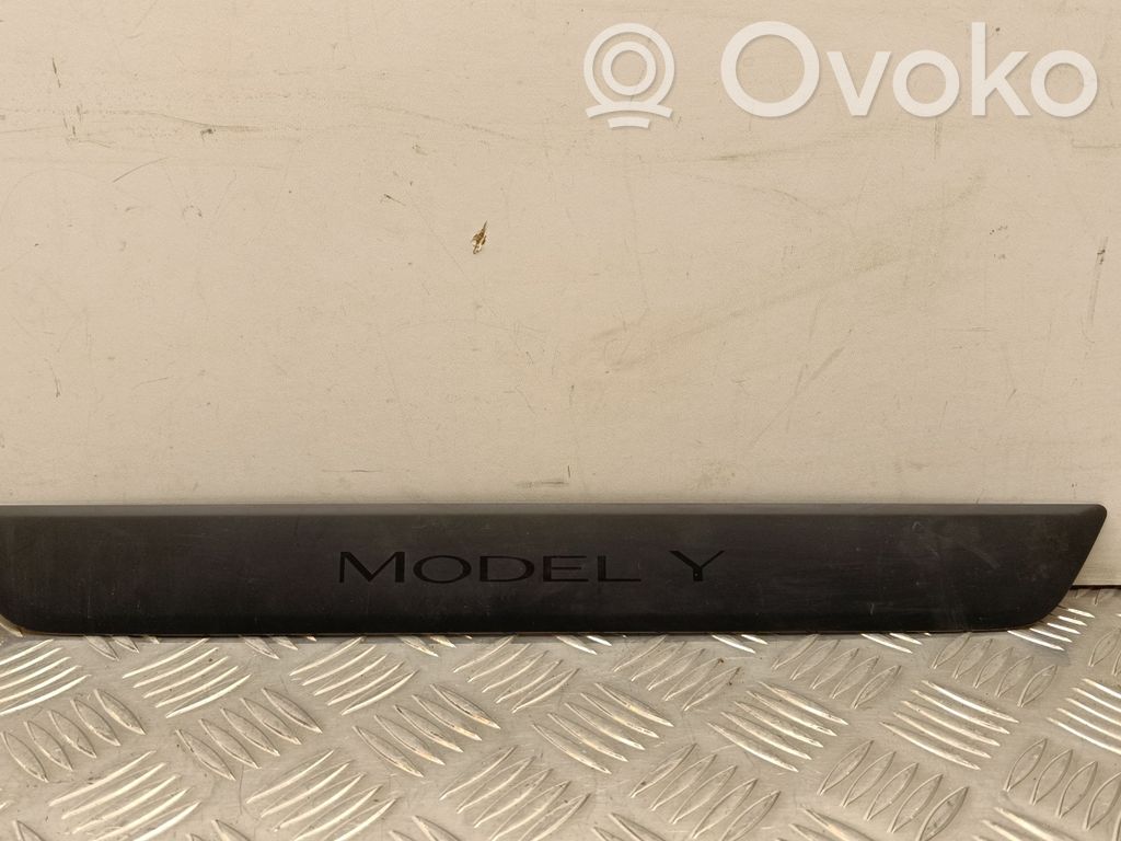 Tesla Model Y Garniture marche-pieds avant 