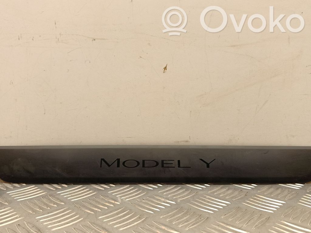 Tesla Model Y Garniture marche-pieds avant 