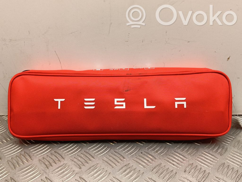 Tesla Model Y Vaistinėlė 