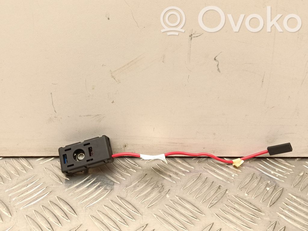 Tesla Model Y Antenos stiprintuvas 