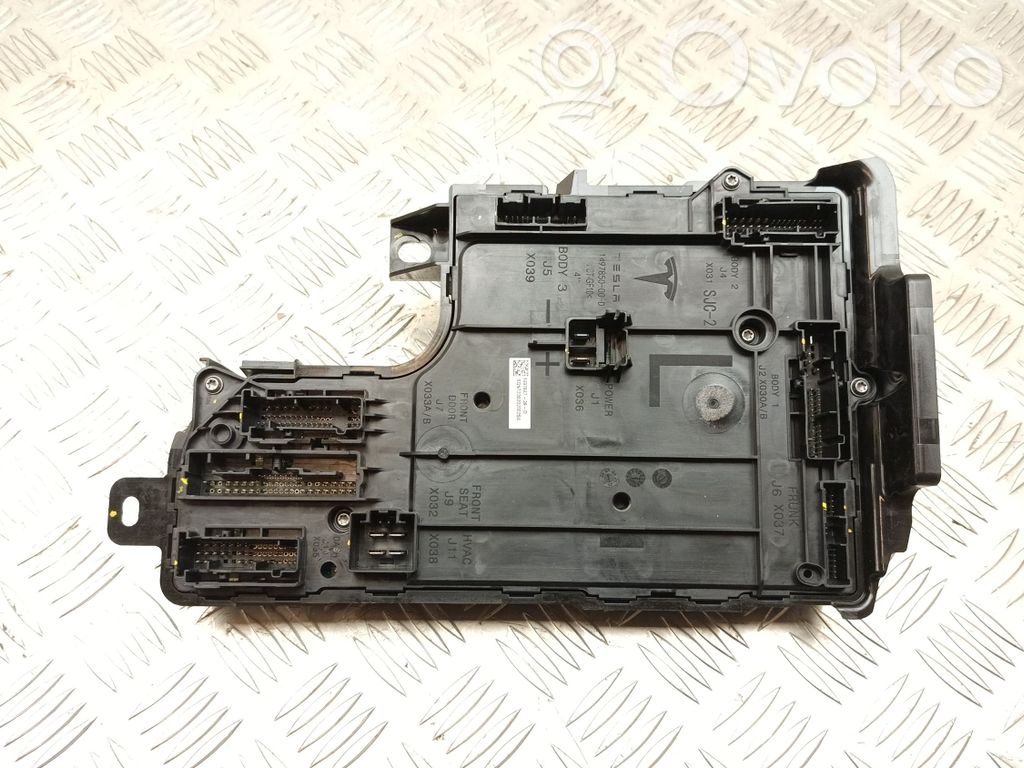 Tesla Model Y Comfort/convenience module 