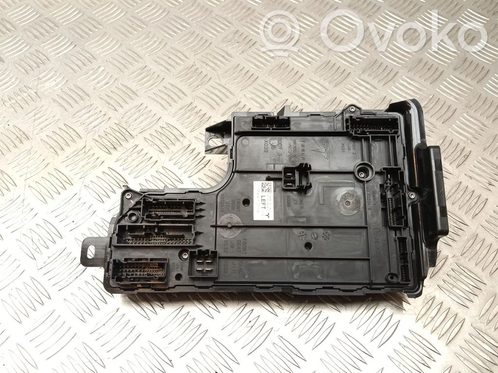 Tesla Model Y Comfort/convenience module 