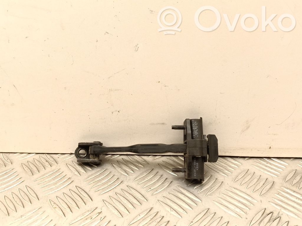 Volvo XC40 Takaoven pidätin 