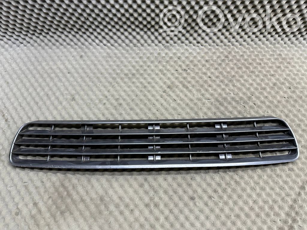 Audi 80 90 S2 B4 Mascherina inferiore del paraurti anteriore 