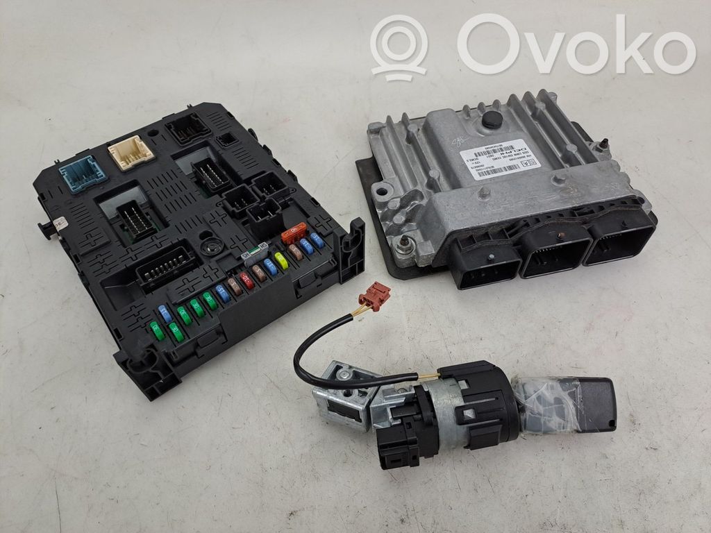 Komputer / Sterownik ECU i komplet kluczy   1606561280