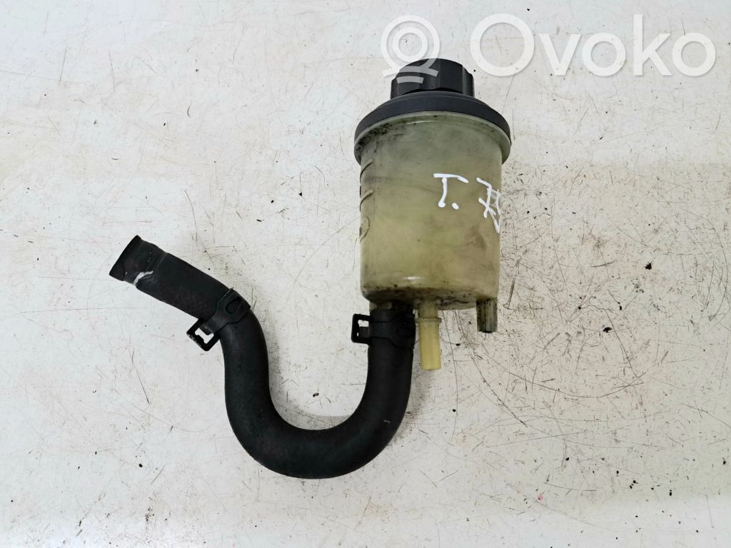 Volvo V70 Ohjaustehostimen nestesäiliö 
