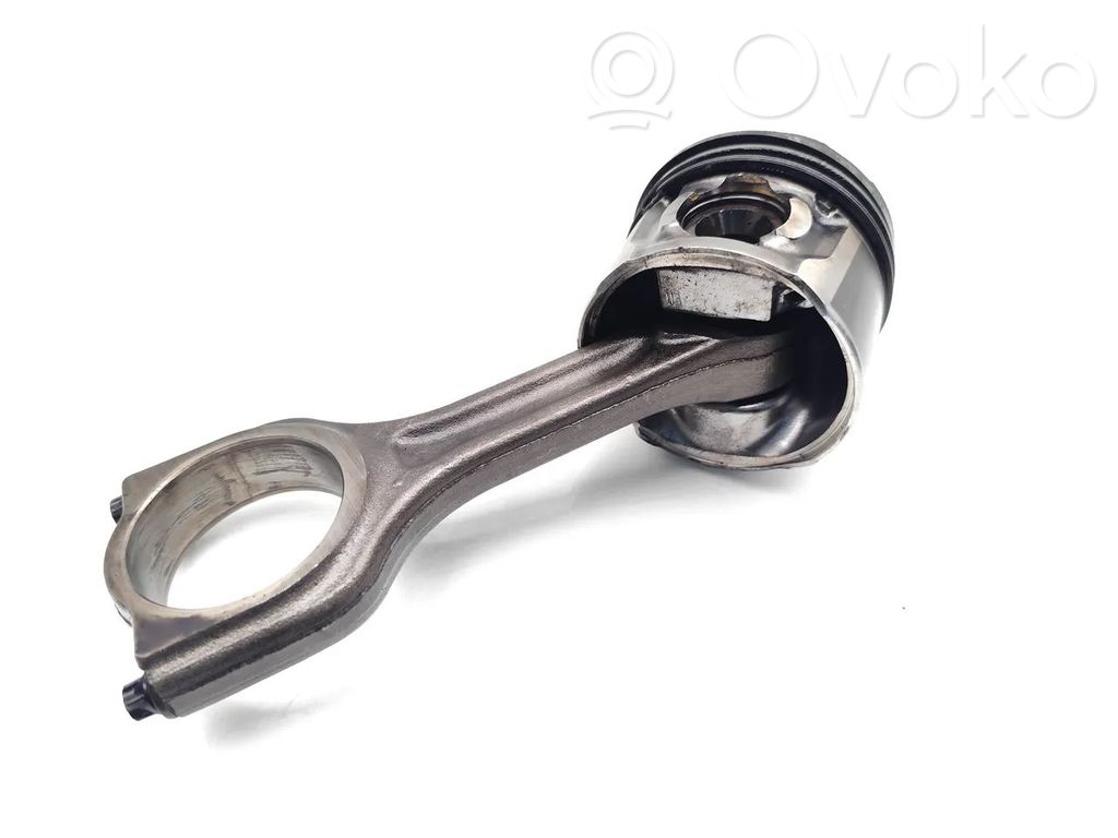Ford Focus Piston with connecting rod 
