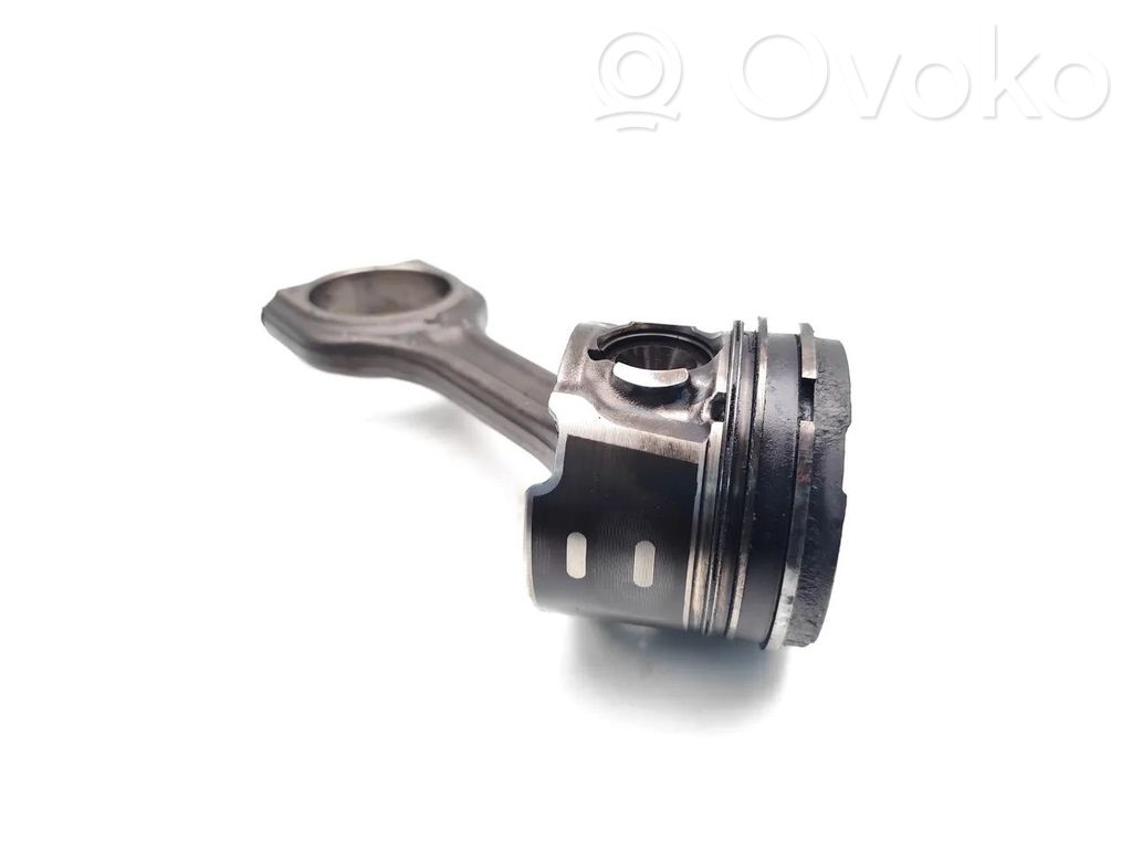 Ford Focus Piston with connecting rod 