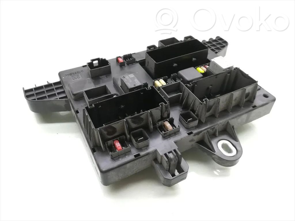 Opel Astra J Ramka / Moduł bezpieczników 