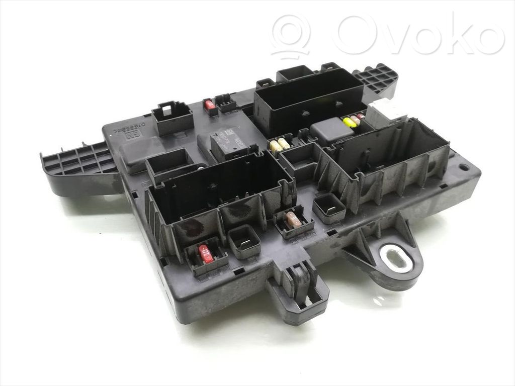 Opel Astra J Módulo de fusible 