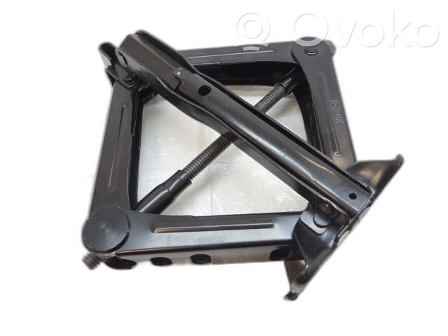 Ford Focus Spare wheel mounting bracket 