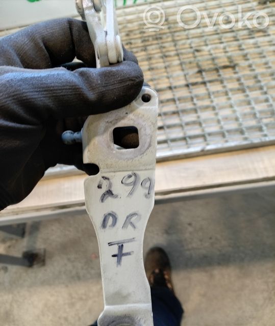 Engine bonnet/hood hinges