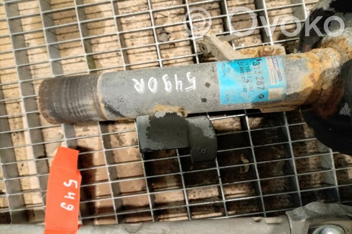 Priekšpusē amortizators ar atsperi
