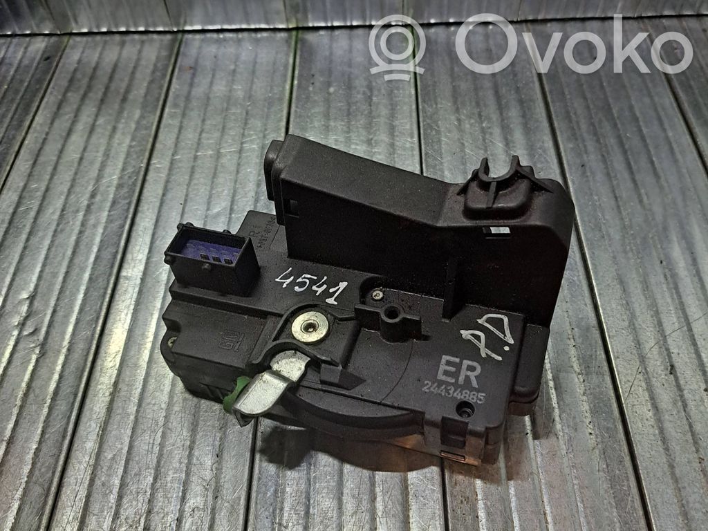 Opel Corsa C Priekšpusē slēdzene 
