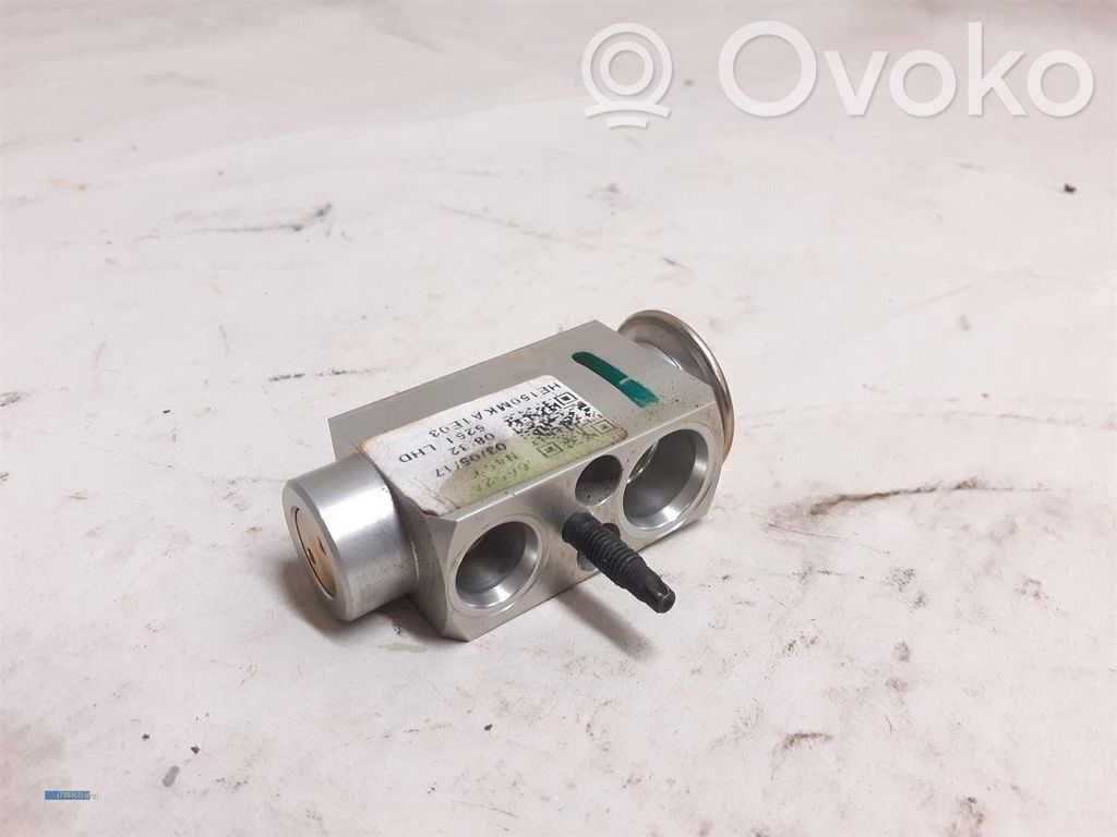 Volvo V40 Air conditioning (A/C) expansion valve 