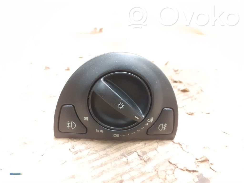 Light switch   1276114
