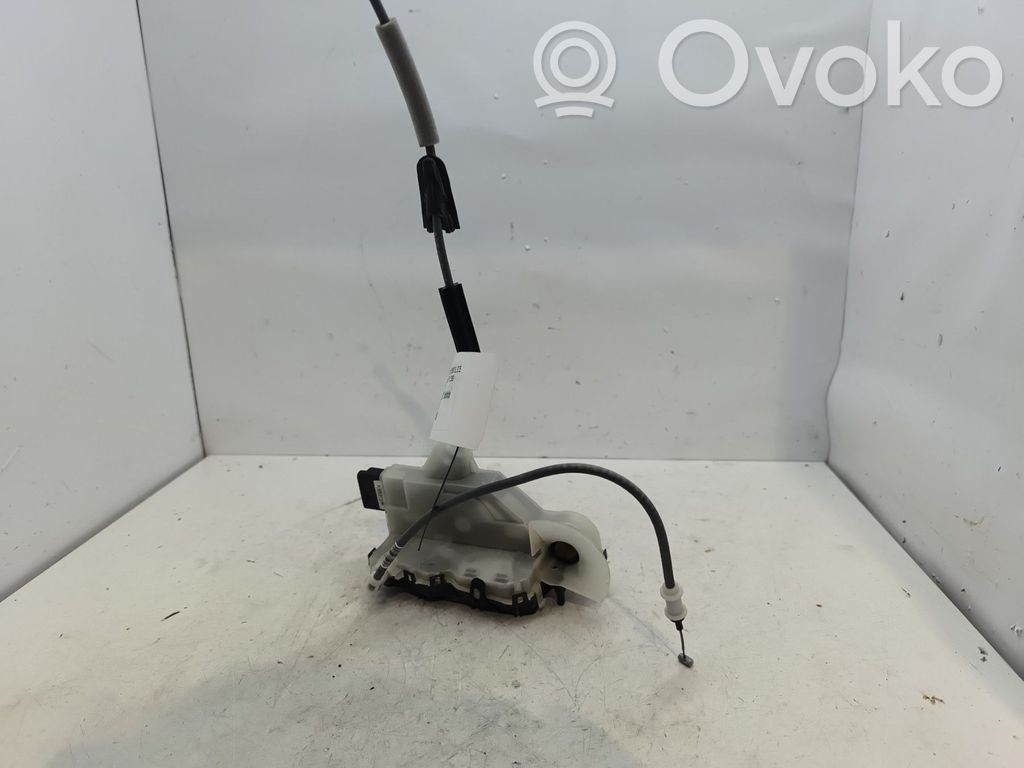 Opel Corsa F Priekšpusē slēdzene 