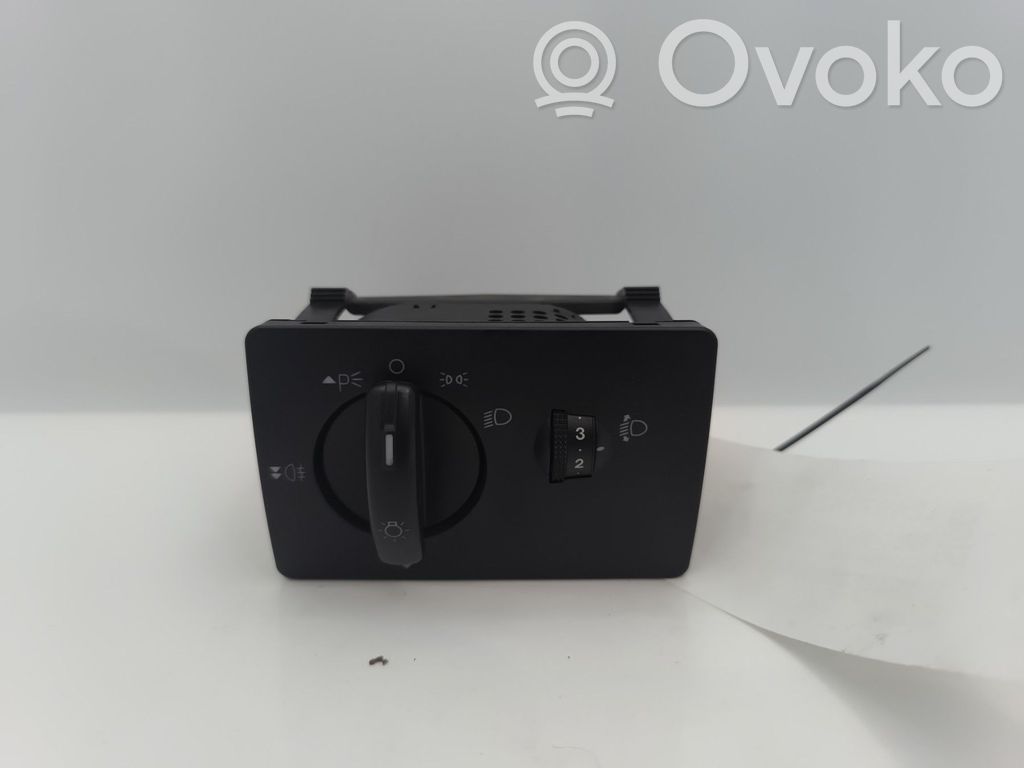 Light switch   1471867