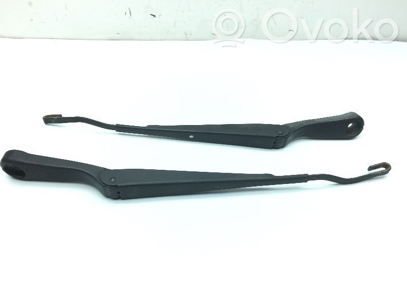 Front wiper blade arm