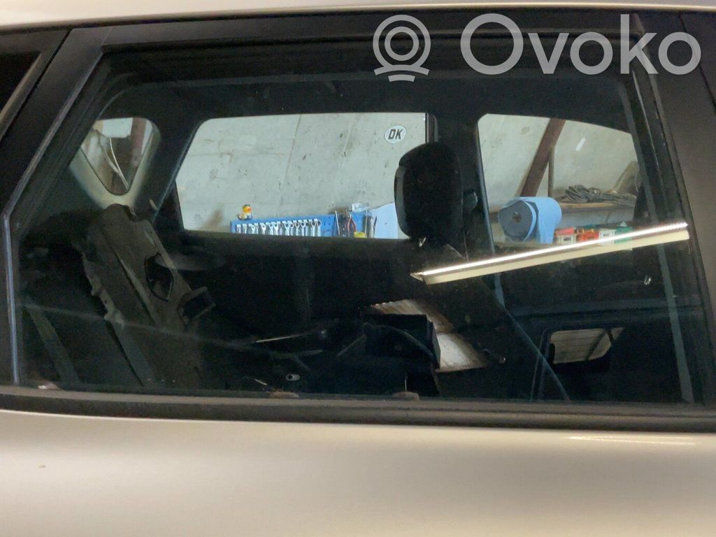 KIA Ceed priekšējo durvju stikls (četrdurvju mašīnai) 