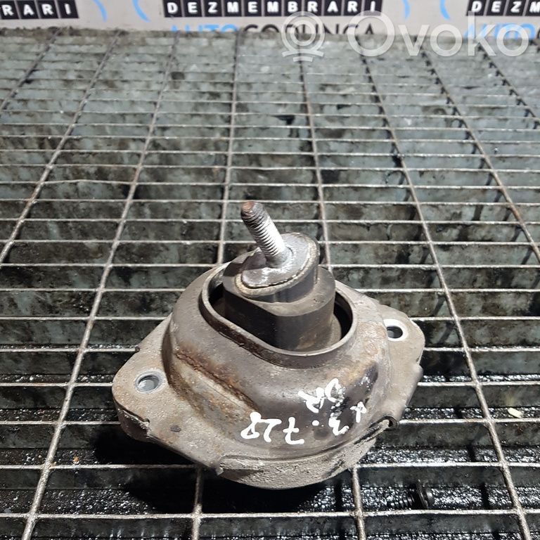 Engine mounting bracket