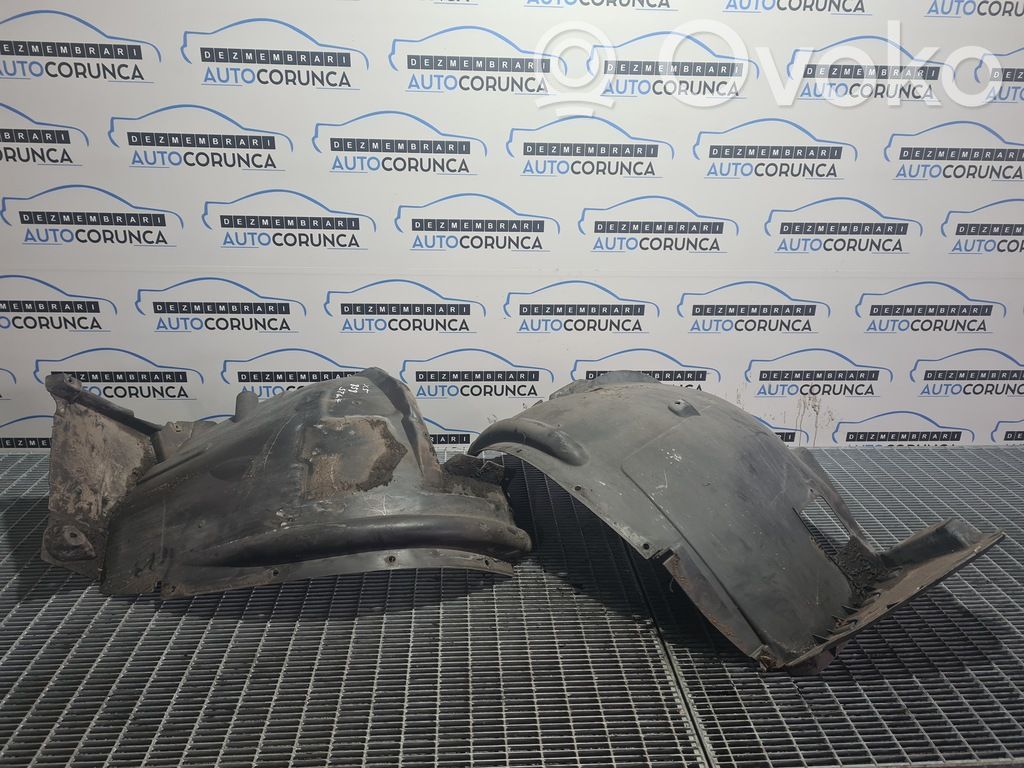 Front wheel arch liner splash guards
