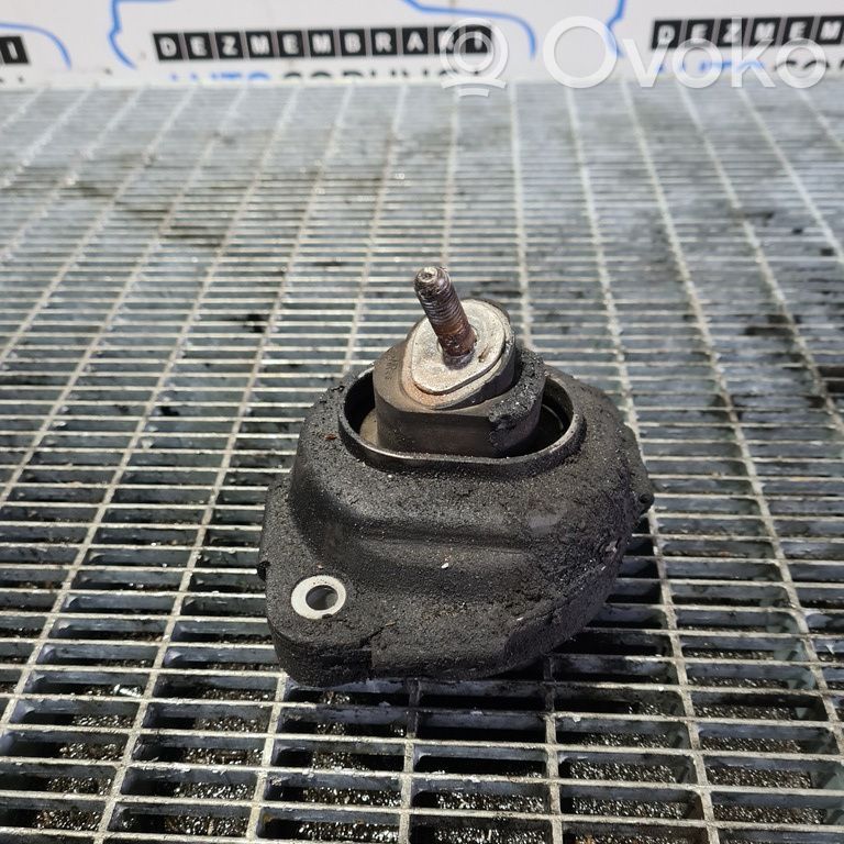 Engine mounting bracket