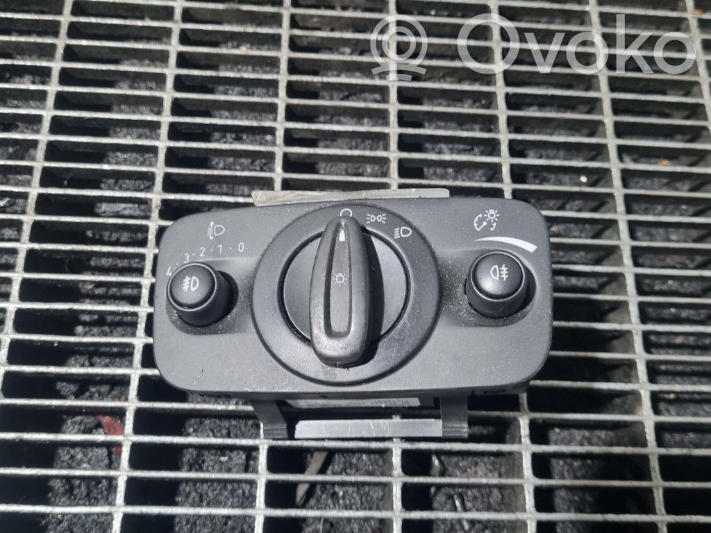 Interruttore luci   AV6T13A024