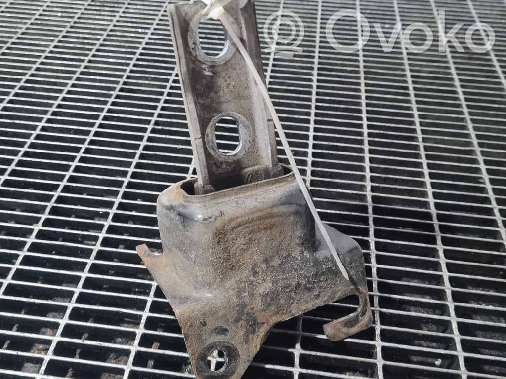 Engine mounting bracket