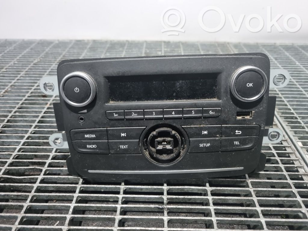 Dacia Duster Navigation unit CD/DVD player 