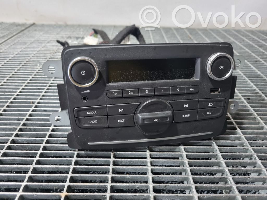 Dacia Sandero II Navigation unit CD/DVD player 