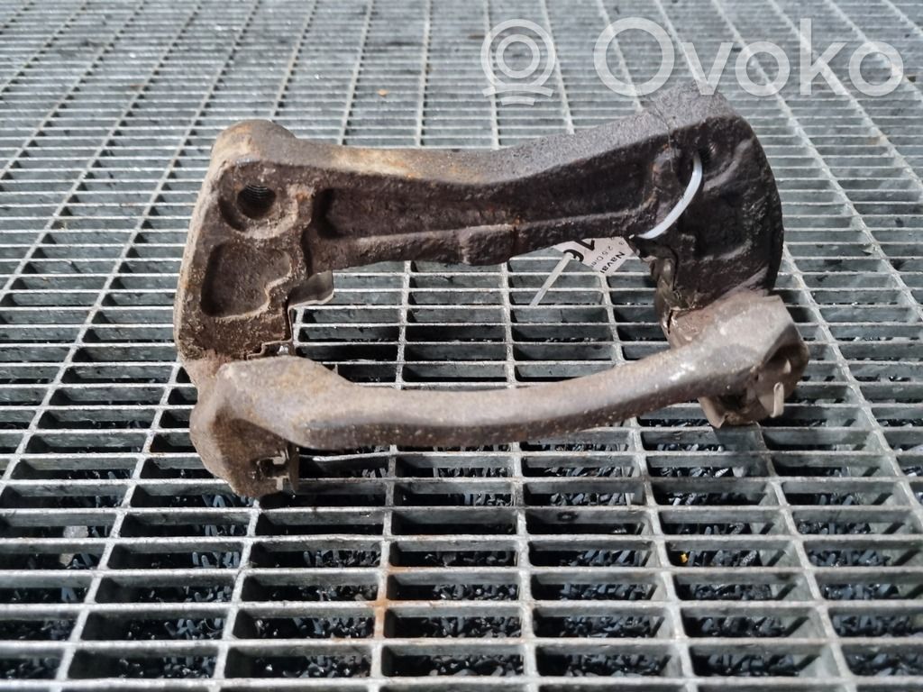 Nissan Navara D40 Mocowanie przedniego zacisku hamulca 