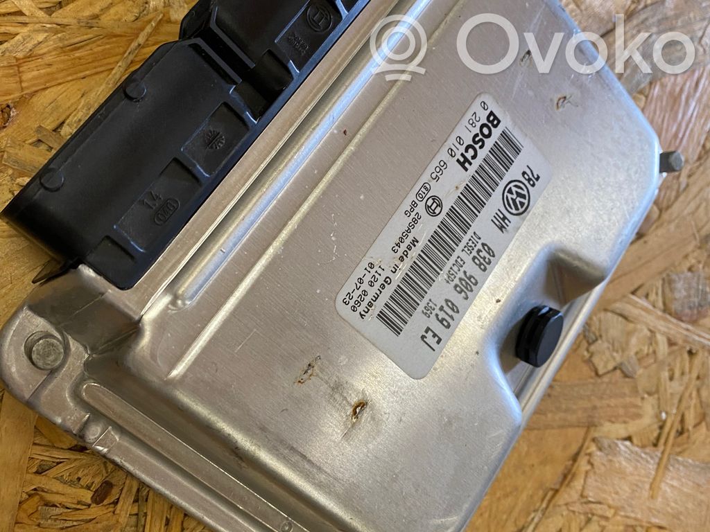 Volkswagen PASSAT B5.5 Engine control unit/module 