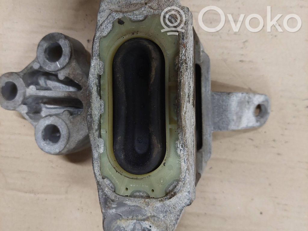 Opel Astra J Engine mount bracket 