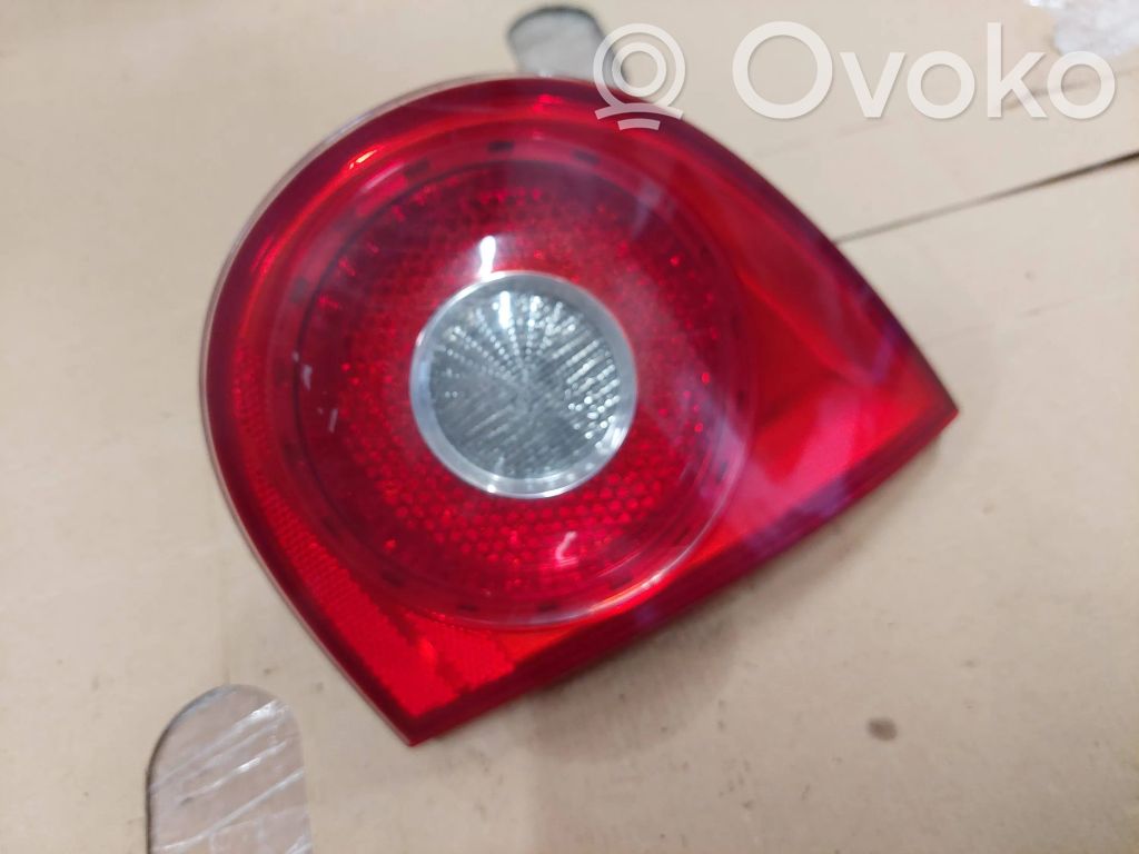 Volkswagen Golf V Galinis žibintas dangtyje 
