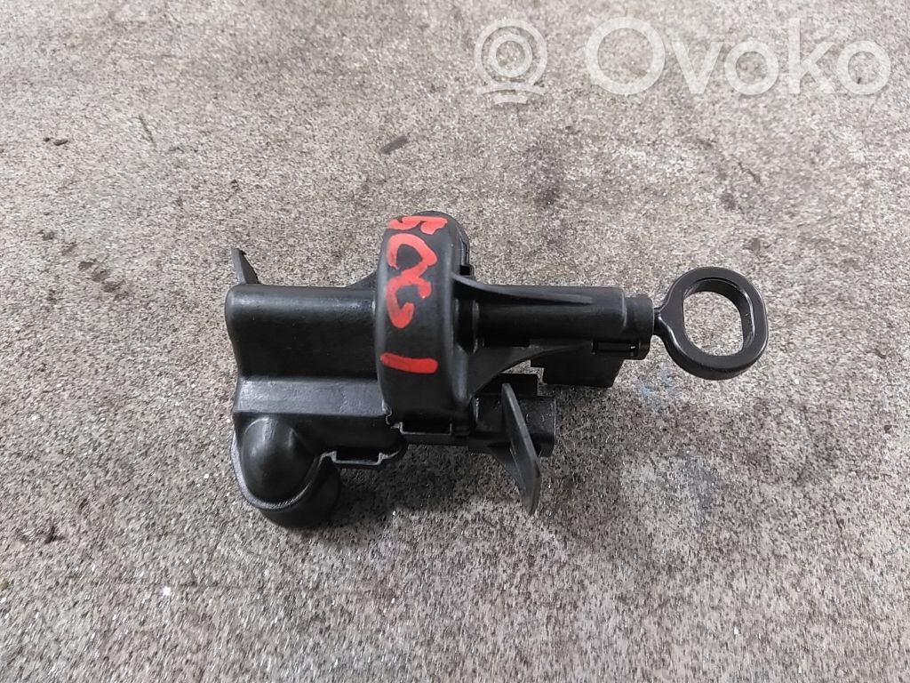 Peugeot 108 Loading door lock 