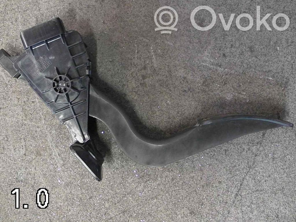 Accelerator throttle pedal