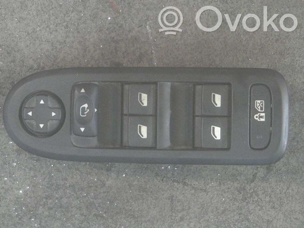 Electric window control switch   6490Y6