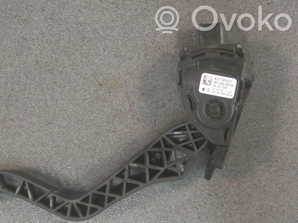 Accelerator throttle pedal