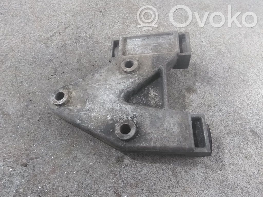 Volvo 240 Suport montare pompă servodirecție 