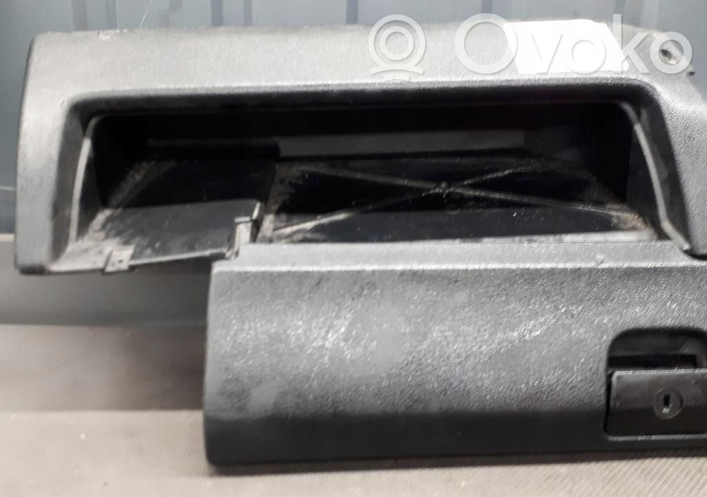 Glove box   8146461