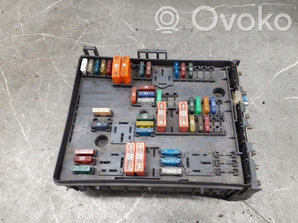 Audi A3 S3 8P Juego de caja de fusibles 