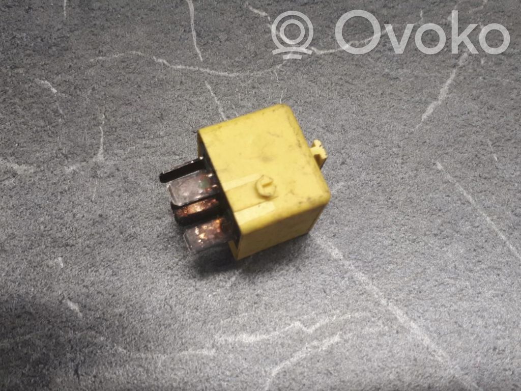 Polttoainepumpun rele   1378797
